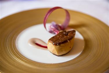 Ermitage des Ravet, Foie gras de canard saisi a la planchaMousseline de vitelotte du seeland et tonka  salsifis cassis
