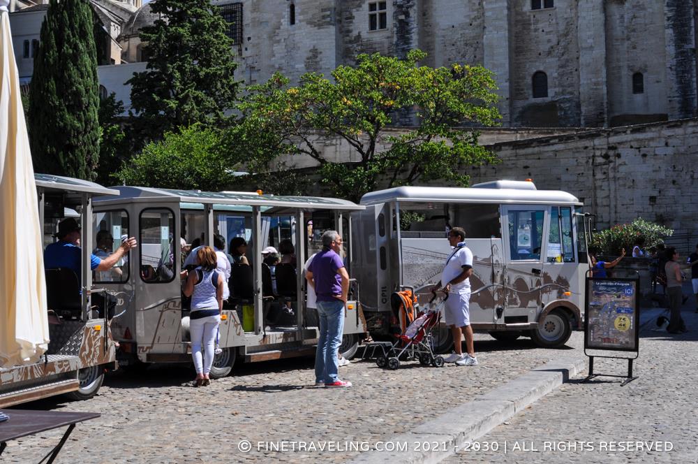 avignon tour train